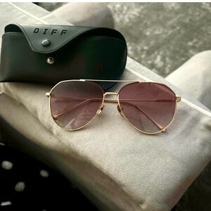 Womens diff sunglasses in great condition